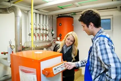 Energieberater berät Eigentümer zur energetischen Sanierung eines Wohngebäudes in Hochfranken