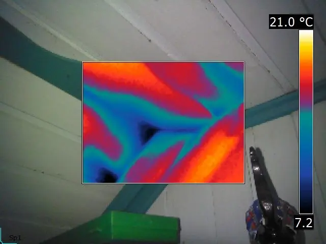 Wärmebrücken an der Fassade eines Wohnhauses in der Thermografieaufnahme