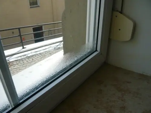 Feuchte auf Fenster Anschluss der Dampfbremse Blower Door Messung verfaulter Dachstuhl, Leckage in Dampfbremse, Energieberater Nürnberg, Hof Erlangen