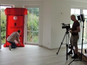 Filmaufnahmen einer Luftdichtigkeitsmessung Filmaufnahmen einer Luftdichtigkeitsmessung, Hof, Erlangen, Nürnberg