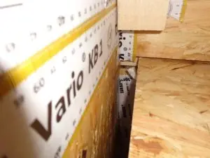 Unvollständiger Anschluss der Dampfbremse an Holzbauteile führt zu Undichtigkeiten in der Luftdichtheitsschicht