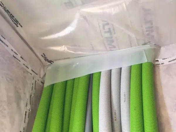 Luftdichter Anschluss von Installationsleitungen an die Dampfbremse zur Sicherstellung der Luftdichtheit