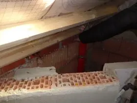 Baumängel an der Abmauerung hinter Badewannen – fehlende Luftdichtheit