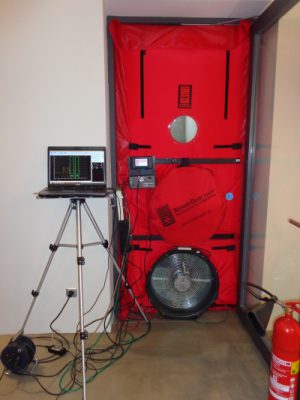 Blower Door Test Blowr Door Messung XXL-Bürogebäude in Holzständerbauweise, Effizienzhaus