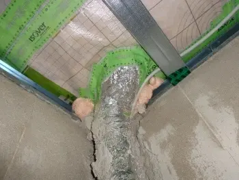 Baumängel an Rohrdurchführungen – fehlende Luftdichtheit an der Dampfbremse