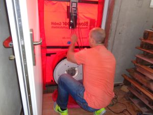 Einbau Blower Door Gebläse in Türöffnung, Energieberatung Hof, Nürnberg