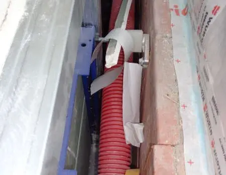 Unsachgemäß abgedichtete Leitungsdurchführung in der Luftdichtheitsschicht mit hohem Risiko für Undichtigkeiten