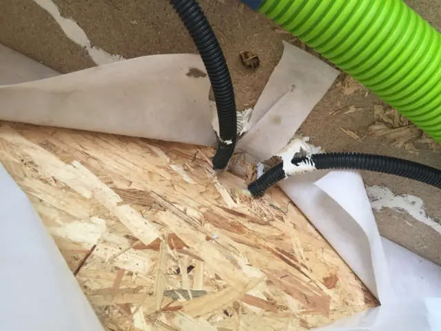 Baumangel an Leitungsdurchführungen – fehlende Luftdichtheit der Dampfbremse