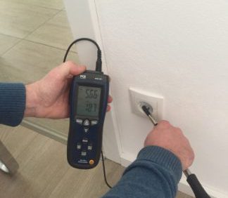 Luftdichtheitsmessung mit Leckageortung. Zugluft an Steckdosen. Blower Door Messung von Hof bis Nürnberg
