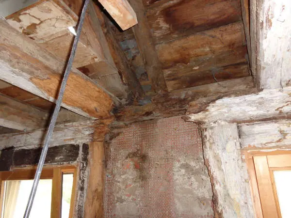 Bauschaden an der Dachkonstruktion infolge undichter Anschlüsse