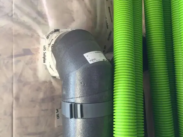 Luftdichter Anschluss eines Lüftungsrohres an die Dampfbremse zur Vermeidung von Undichtigkeiten