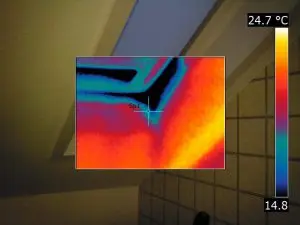 Thermografie zeigt Wärmeverluste im Dach- und Deckenanschlussbereich