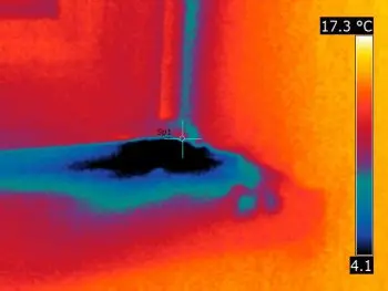 Fensteranschluss an Außenwand mit Wärmebrücke und möglicher Schimmelbildung