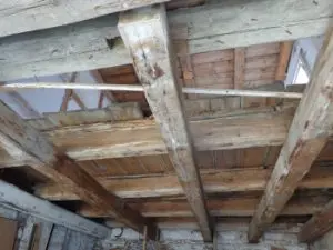 Holzbalkendecke in denkmalgeschütztem Gebäude mit Feuchte- und Schimmelbefall