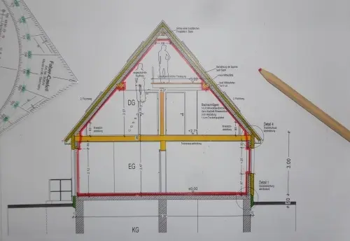 Detailzeichnung eines Gebäudeschnitts mit Darstellung der luftdichten Ebene und der relevanten Bauteilanschlüsse