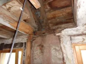 Undichte Luftdichtheitsschicht führt durch Konvektion zu Feuchtekondensation und schweren Schäden an Holzbalken