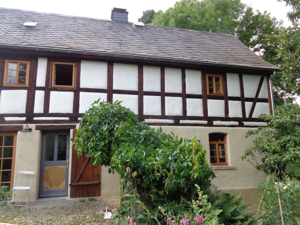 Energetisch saniertes denkmalgeschütztes Fachwerkhaus mit erhaltener historischer Fassade