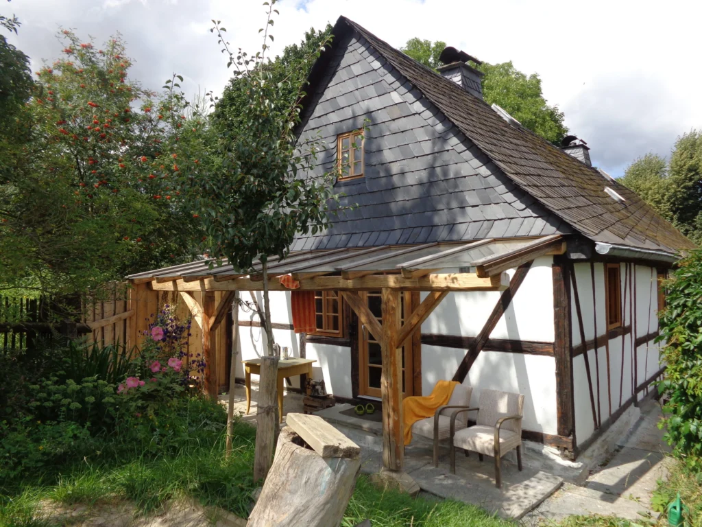 Denkmalgeschütztes Fachwerkhaus mit Schieferdach nach denkmalgerechter Sanierung