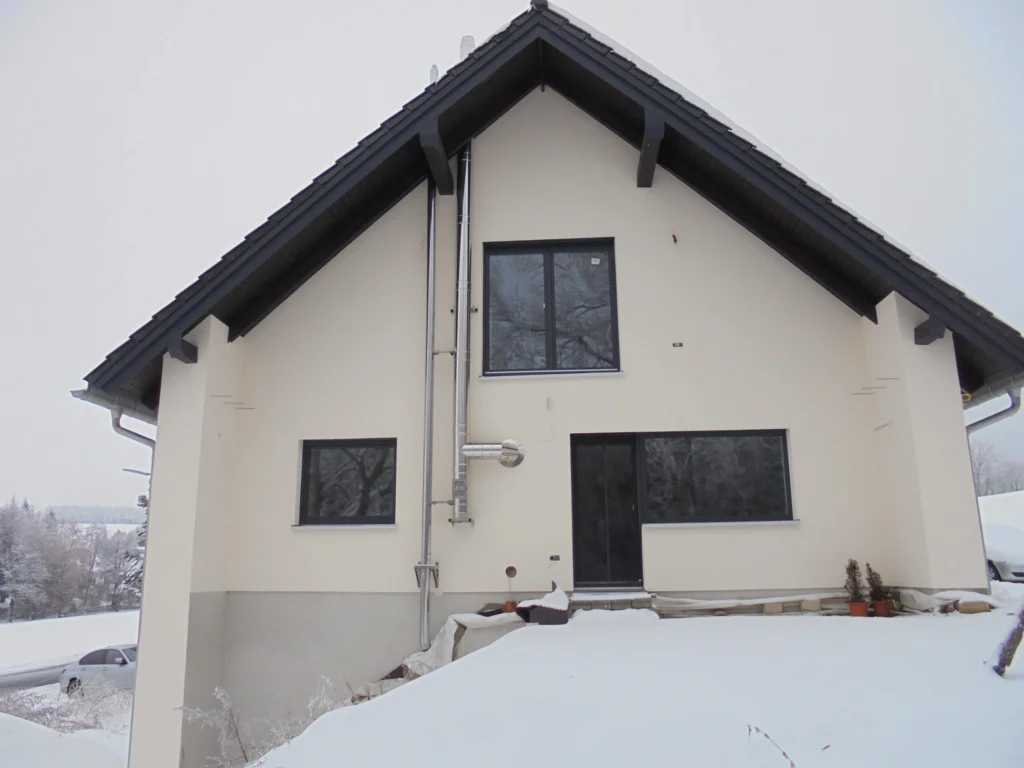 Wohnhaus nach Austausch der Fenster mit modernen energieeffizienten Elementen