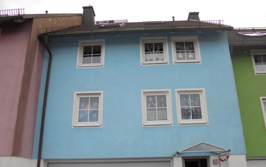 Reihenhaus mit moderner Fassadendämmung in Helmbrechts – Beispiel für energetische Sanierung eines Wohngebäudes