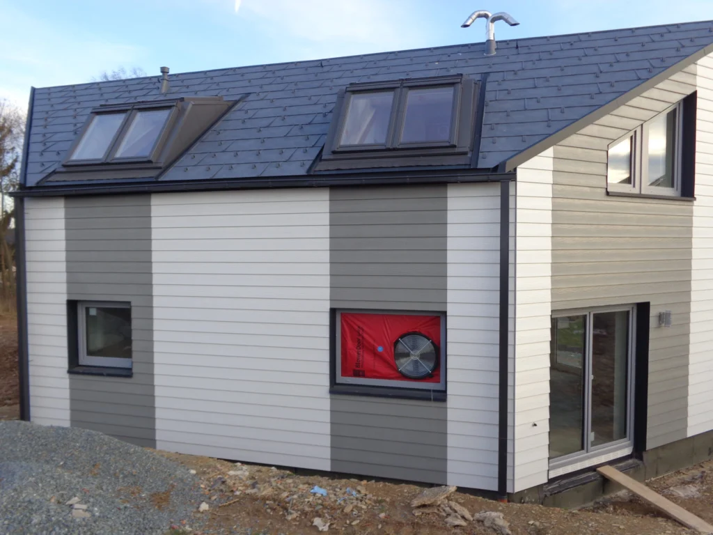 Blower-Door-Messung an Wohngebäude in Hof – Luftdichtheitsprüfung mit Messgerät