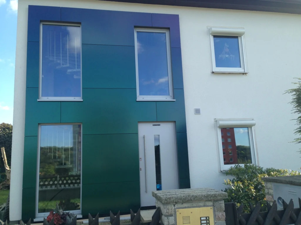 Wohnhaus mit neuen energieeffizienten Fenstern nach Fensteraustausch im Rahmen einer energetischen Sanierung