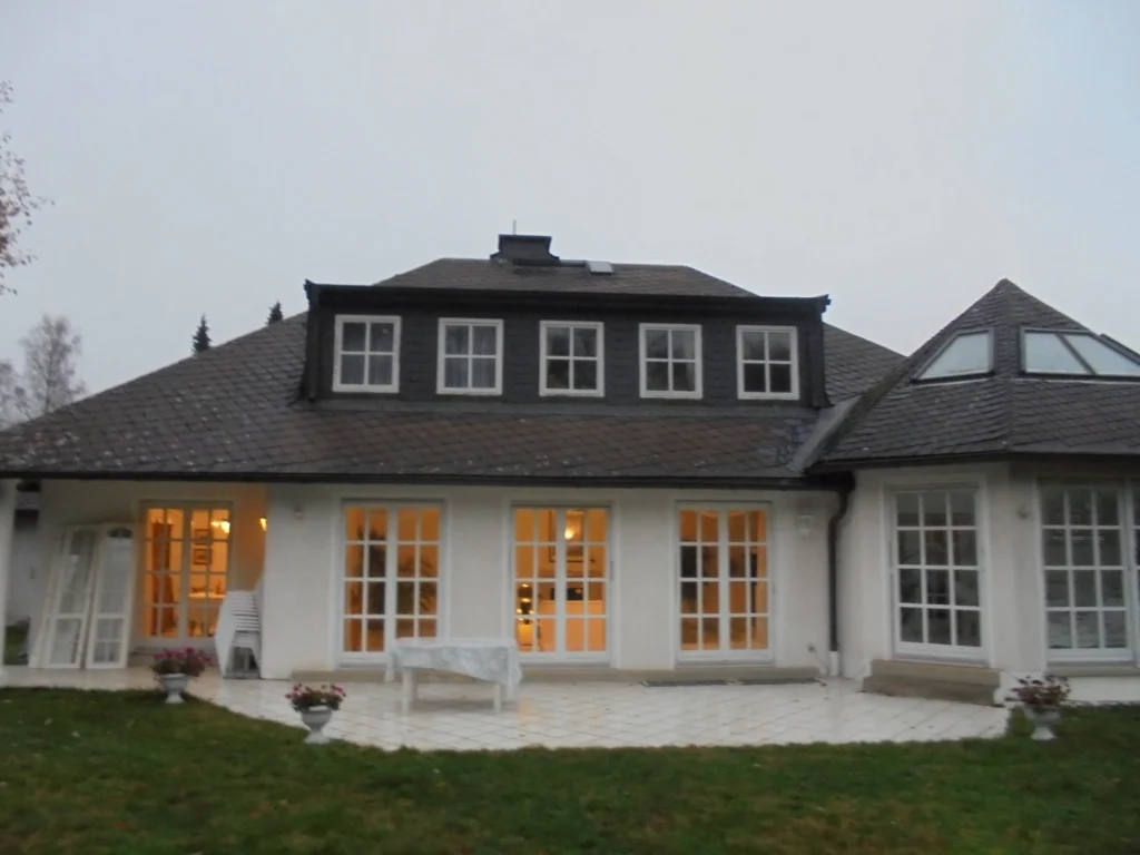 Wohnhaus mit neuen energieeffizienten Fenstern nach Fensteraustausch bei energetischer Sanierung in Münchberg