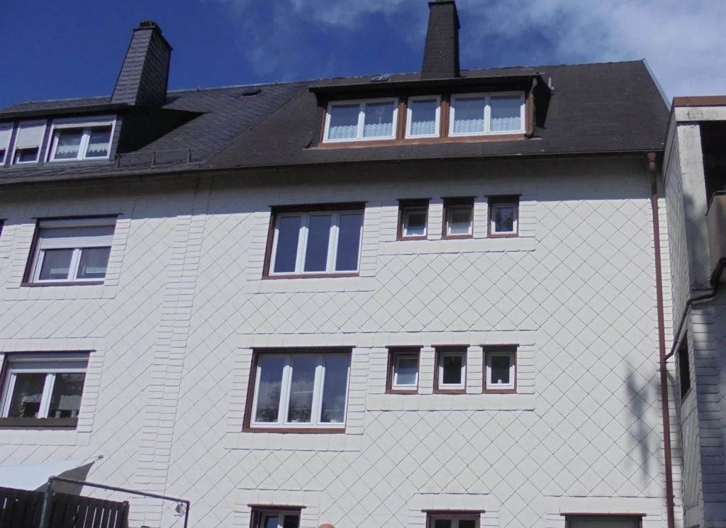 Mehrfamilienhaus in Helmbrechts vor energetischer Sanierung – Beispiel Gebäudeanalyse durch Energieberater
