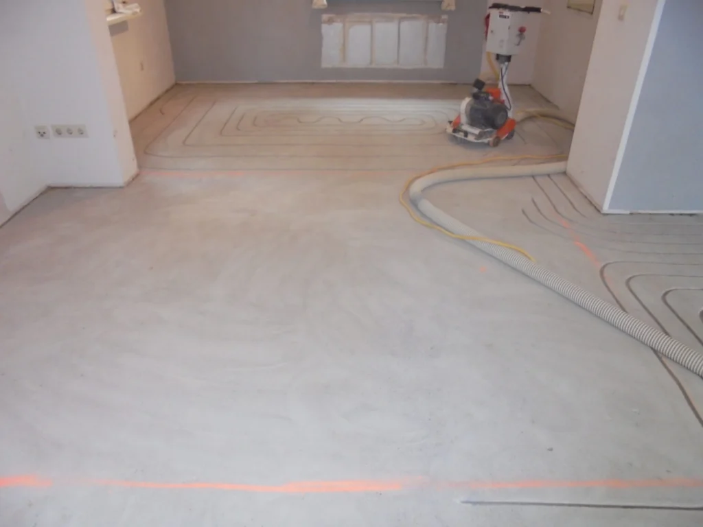 Nachträgliches Fräsen einer Fußbodenheizung im Estrich zur Installation einer energieeffizienten Flächenheizung