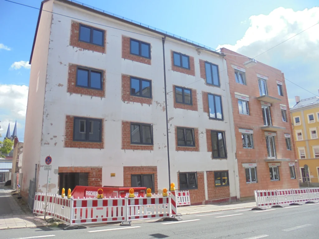 Mehrfamilienhaus in Hof während energetischer Sanierung zum Effizienzhaus