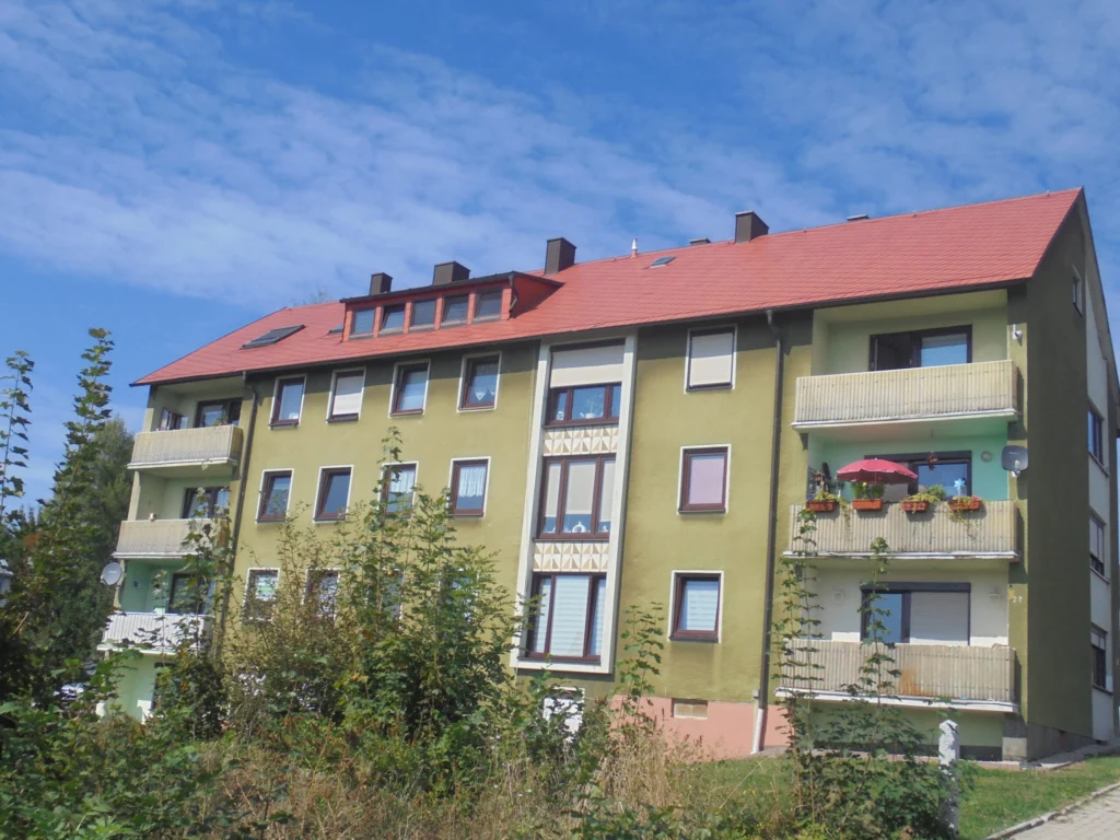 Mehrfamilienhaus als Beispiel für energetische Sanierung mit individuellem Sanierungsfahrplan (iSFP)