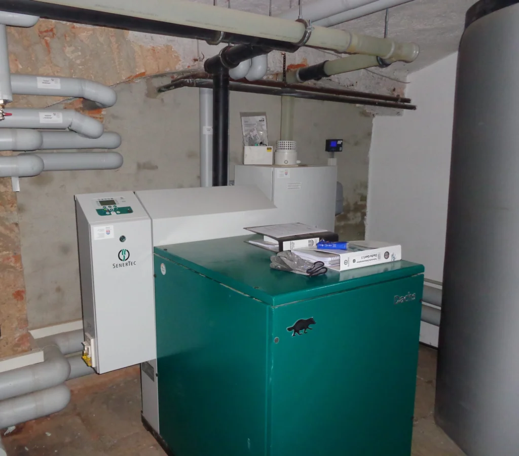 Heizungsaustausch in Schwarzenbach an der Saale mit moderner energieeffizienter Heizungsanlage im Keller inklusive optimierter Rohrdämmung