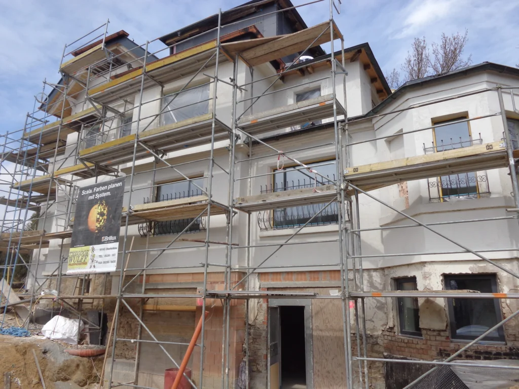 Sanierung eines Wohngebäudes mit Gerüst im Rahmen der Baubegleitung zum Effizienzhaus mit energetischer Modernisierung