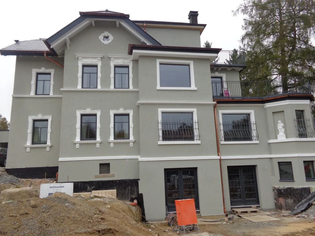 Sanierung eines Wohngebäudes zum Effizienzhaus mit energetischer Modernisierung und neuer Gebäudehülle