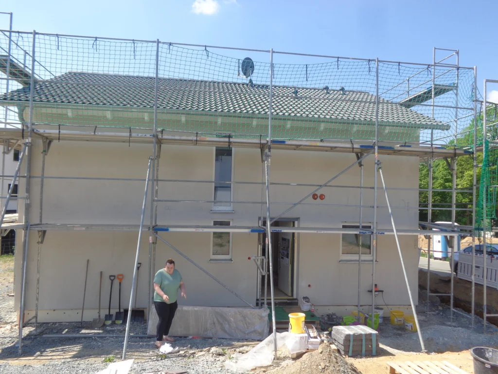 Einfamilienhaus mit Gerüst während Sanierung mit Baubegleitung und energetischer Überwachung