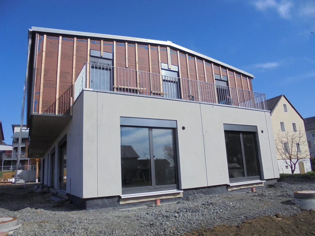 KfW-Effizienzhaus Neubau mit moderner Fassade, großen Fensterflächen und energieeffizienter Bauweise in Hochfranken
