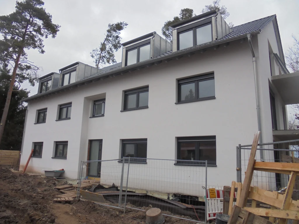 Modernisiertes Wohngebäude mit neuen energieeffizienten Fenstern nach Fensteraustausch