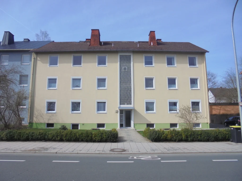 Mehrfamilienhaus im Bestand mit erneuerten Fenstern im Rahmen einer energetischen Sanierung