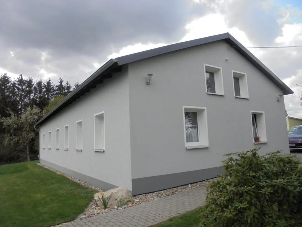 Wohngebäude nach Fassadendämmung mit modernisierter Außenwand und verbesserter Energieeffizienz