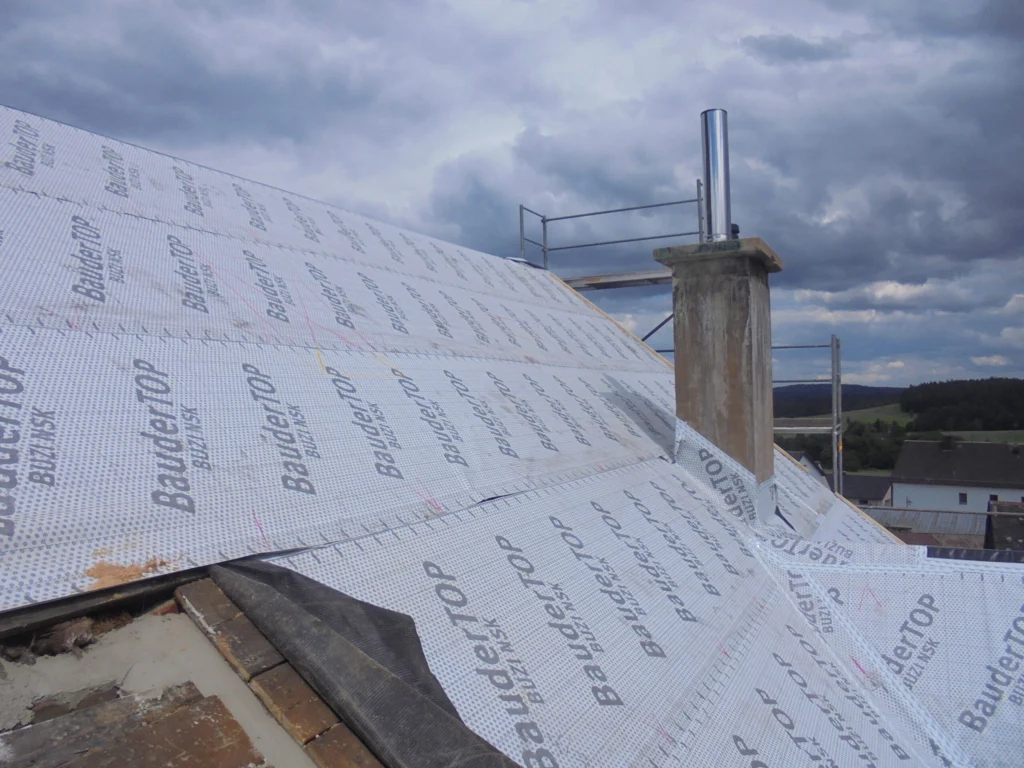 Aufdachdämmung in Schwarzenbach an der Saale bei Dachsanierung mit diffusionsoffener Unterspannbahn und vorbereitetem Ziegeldach