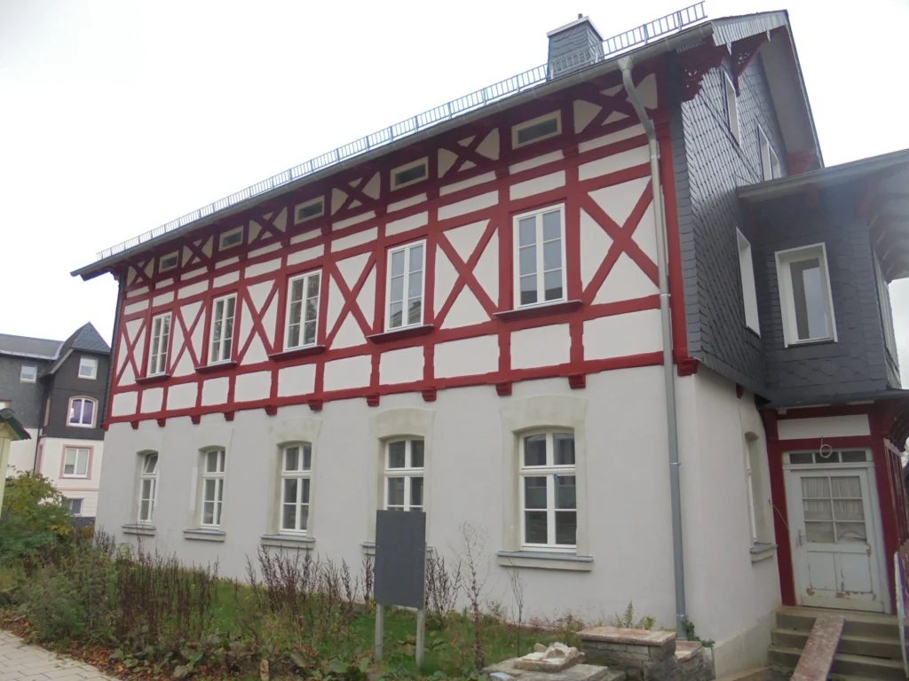 Sanierter Altbau mit Fachwerkfassade in Bad Steben nach energetischer Modernisierung