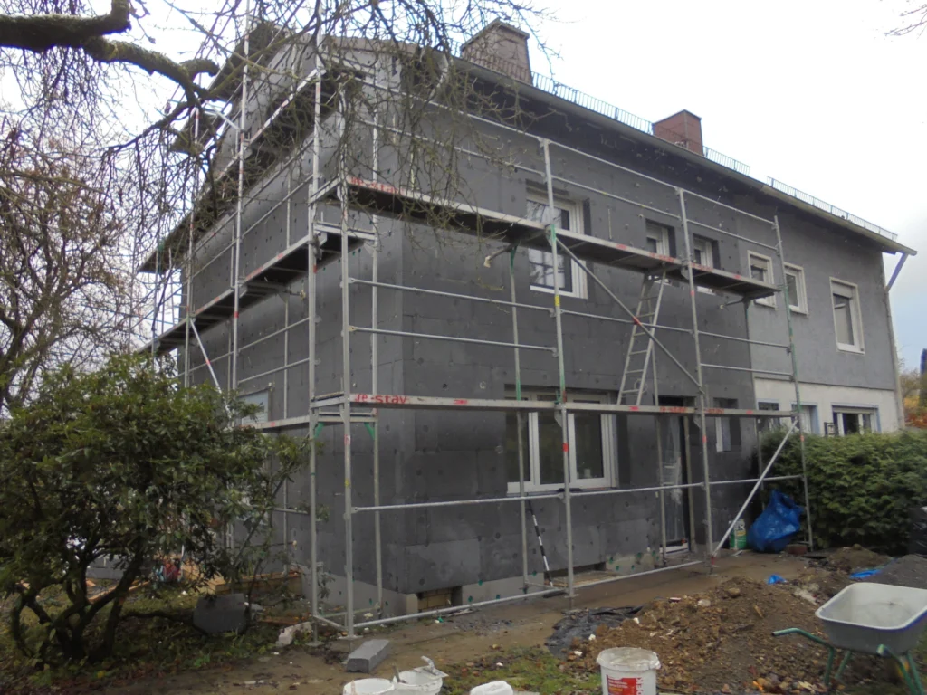 Wohnhaus mit Gerüst und neu montiertem Wärmedämmverbundsystem (WDVS) an der Fassade