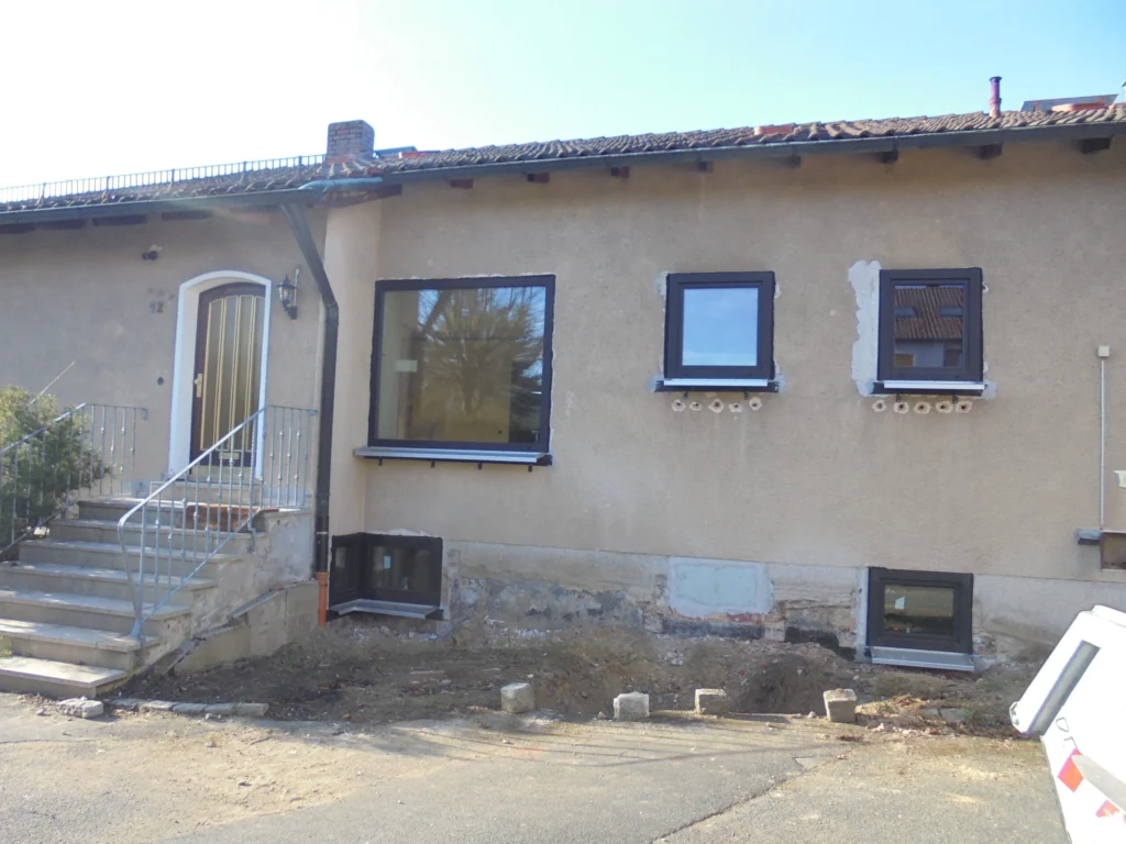 Fensteraustausch in Schwarzenbach an der Saale mit neuen energieeffizienten Kunststofffenstern und Dreifachverglasung im Einfamilienhaus