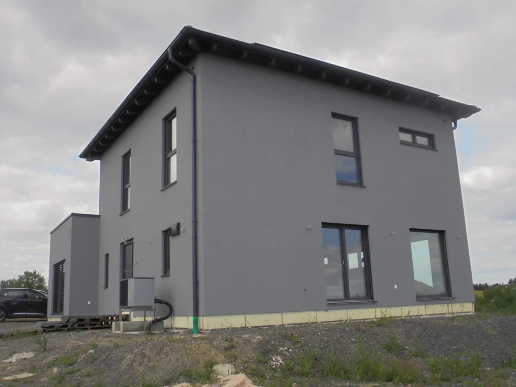 Modernes Einfamilienhaus Neubau mit Wärmepumpe und energieeffizienter Bauweise nach GEG und KfW-Standard