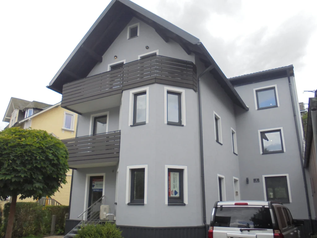 Komplett energetisch saniertes Wohnhaus in Bad Steben mit neuer Fassade und modernen Fenstern